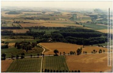 1 vue Montferrand (Aude) : seuil de Naurouze en direction du sud : Montagne noire et déversoir / Jean Quéguiner photogr. - Juillet 1976. - Photographie