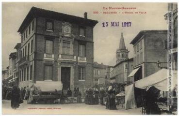 1 vue La Haute-Garonne. 203. Rieumes : l'hôtel de ville [un jour de marché]. - Toulouse : phototypie Labouche frères, [1917], tampon d'édition du 15 mai 1917. - Carte postale