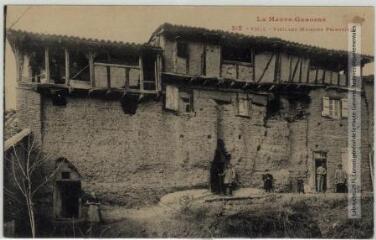 1 vue La Haute-Garonne. 512. Thil : vieilles maisons primitives. - Toulouse : phototypie Labouche frères, marque LF au verso, [1918]. - Carte postale