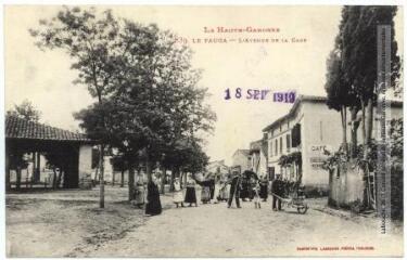 1 vue La Haute-Garonne. 539. Le Fauga : l'avenue de la Gare. - Toulouse : phototypie Labouche frères, marque LF au verso, [1911], tampon d'édition du 18 septembre 1919. - Carte postale