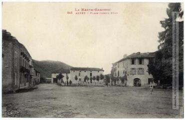 2 vues La Haute-Garonne. 645. Aspet : place Joseph Ruau. - Toulouse : phototypie Labouche frères, marque LF au verso, [1918]. - Carte postale