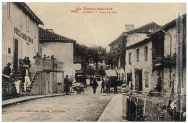 2 vues La Haute-Garonne. 996. Arbas : Grande rue. - Toulouse : phototypie Labouche frères, marque LF au verso, [1930]. - Carte postale