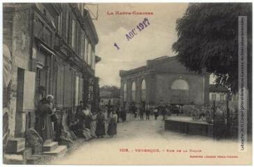 1 vue La Haute-Garonne. 1018. Venerque : rue de la Halle. - Toulouse : phototypie Labouche frères, marque LF au verso, [1911], tampon d'édition du 1er août 1917. - Carte postale