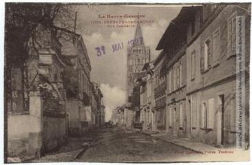 1 vue La Haute-Garonne. 1029. Grenade-sur-Garonne : rue Gambetta. - Toulouse : phototypie Labouche frères, marque LF au verso, tampon d'édition du 31 mai 1927. - Carte postale