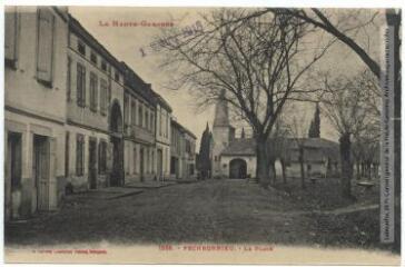 2 vues La Haute-Garonne. 1258. Pechbonnieu : la place. - Toulouse : phototypie Labouche frères, marque LF au verso, [1911], tampon d'édition du 19 mai 1918. - Carte postale