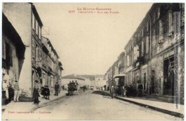 1 vue La Haute-Garonne. 1277. Fronton : rue des Fossés. - Toulouse : phototypie Labouche frères, marque LF au verso, [1918]. - Carte postale