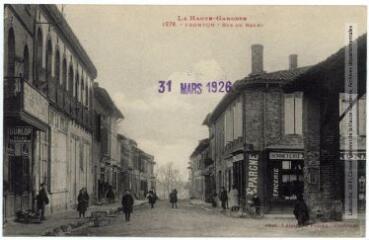 2 vues La Haute-Garonne. 1278. Fronton : rue du Bourg. - Toulouse : phototypie Labouche frères, marque LF au verso, [1918], tampon d'édition du 31 mars 1926. - Carte postale