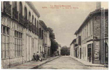 1 vue La Haute-Garonne. 1279. Fronton : la rue du Bourg. - Toulouse : phototypie Labouche frères, marque LF au verso, [1930]. - Carte postale