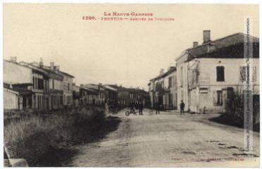 1 vue La Haute-Garonne. 1280. Fronton : arrivée de Toulouse. - Toulouse : phototypie Labouche frères, marque LF au verso, [1930]. - Carte postale