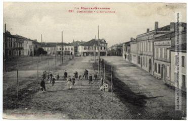 1 vue La Haute-Garonne. 1281. Fronton : l'esplanade. - Toulouse : phototypie Labouche frères, marque LF au verso, [1918]. - Carte postale