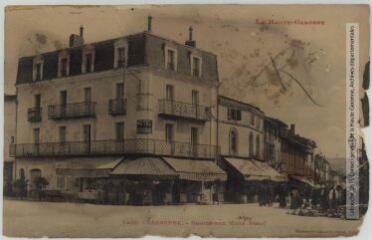 1 vue La Haute-Garonne. 1400. Carbonne : Grande-rue (côté Nord). - Toulouse : phototypie Labouche frères, marque LF au verso, [1911]. - Carte postale