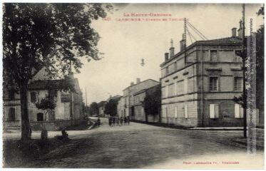 1 vue La Haute-Garonne. 1401. Carbonne : avenue de Toulouse. - Toulouse : phototypie Labouche frères, marque LF au verso, [1918]. - Carte postale