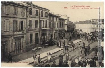 1 vue La Haute-Garonne. 1435. Fronton : intérieur du village. - Toulouse : phototypie Labouche frères, marque LF au verso, [1930]. - Carte postale