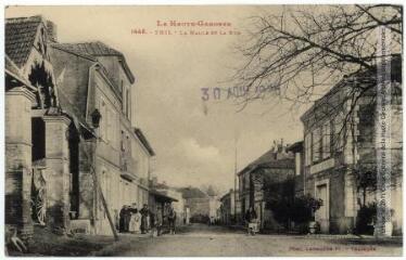 1 vue La Haute-Garonne. 1446. Thil : la halle et la rue. - Toulouse : phototypie Labouche frères, marque LF au verso, [1918], tampon d'édition du 30 août 1925. - Carte postale