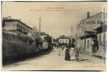 1 vue La Haute-Garonne. 1471. Pibrac : avenue de Léguevin, entrée du village. - Toulouse : phototypie Labouche frères, marque LF au verso, [1911]. - Carte postale