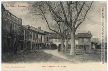 1 vue La Haute-Garonne. 1698. Grazac : la place. - Toulouse : phototypie Labouche frères, marque LF au verso, [1917], tampon d'édition du 13 février 1918. - Carte postale