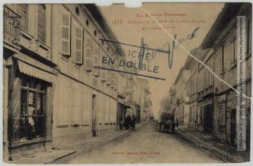 1 vue La Haute-Garonne. 1876. Grenade : rue de la République et l'orphelinat. - Toulouse : phototypie Labouche frères, marque LF au verso, [1911]. - Carte postale