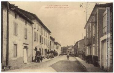 1 vue La Haute-Garonne. Mane : avenue de Salies. - Toulouse : phototypie Labouche frères, marque LF au verso, [1930]. - Carte postale