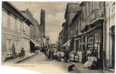 1 vue La Haute-Garonne (Lauragais). 23. Villefranche : la Grand' rue. - Toulouse : phototypie Labouche frères, marque LF au verso, [1911]. Carte postale