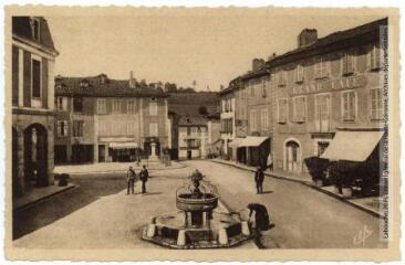 2 vues 109. Aspet : la place. - Toulouse : Pyrénées-Océan, éditions Labouche frères, marque Elfe, [entre 1937 et 1950]. - Carte postale