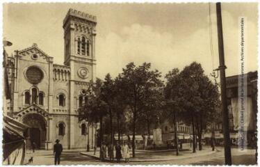 2 vues 457. Luchon : place Joffre, monument aux morts. - Toulouse : éditions Pyrénées-Océan, marque Elfe, [entre 1927 et 1950]. - Carte postale