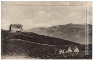 1 vue 479. Luchon-Superbagnères (alt. 1800 m) : repos de touristes sur le plateau. - Toulouse : phototypie Labouche frères, marque LF au verso, [entre 1920 et 1930]. - Carte postale