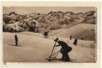 2 vues Sports d'hiver à Luchon-Superbagnères (1800 m). 13. Skieurs sur le plateau. - Toulouse : éditions Pyrénées-Océan, Labouche frères, marque LF, [entre 1937 et 1950]. - Carte postale