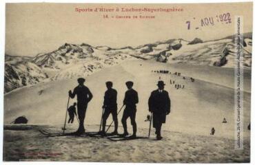 1 vue Sports d'hiver à Luchon-Superbagnères. 14. Groupe de skieurs. - Toulouse : phototypie Labouche frères, marque LF au verso, [1911], tampon d'édition du 7 août 1922. - Carte postale