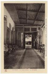 1 vue Luchon : le Grand Hôtel. La terrasse. - Toulouse : phototypie Labouche frères, marque LF, [1936]. - Carte postale