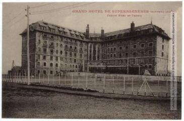2 vues Grand Hôtel de Superbagnères (altitude 1800 m) : façade nord et tennis. - Toulouse : phototypie Labouche frères, marque LF au verso, [1922]. - Carte postale