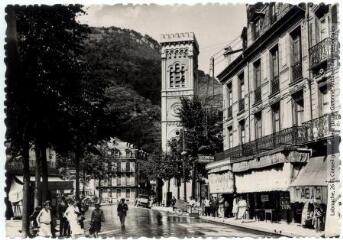 3 vues 101. Luchon : avenue Carnot et clocher. - Toulouse : édition Pyrénées-Océan, Labouche frères, marque Elfe, [entre 1950 et 1960]. - Carte postale