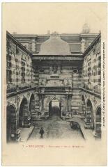 1 vue 7. Toulouse : Capitole : cour Henri IV / Cliché A.T. [Amédée Trantoul (1837-1910)]. - Toulouse : phototypie Labouche frères, [entre 1900 et 1904]. - Carte postale