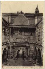 4 vues 7. Toulouse : le Capitole : cour Henri IV (début du XVIIe siècle). - Toulouse : phototypie Labouche frères, marque LF, [1934]. - 2 cartes postales