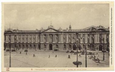 2 vues 8. Toulouse : façade du Capitole : hôtel de ville (1750). - Toulouse : phototypie Labouche frères, marque LF, [1934]. - Carte postale
