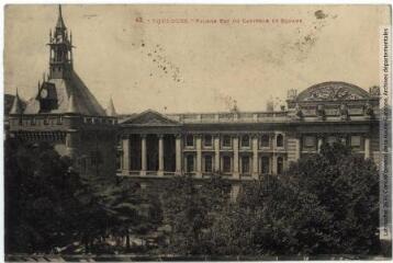 2 vues 42. Toulouse : façade Est du Capitole et square. - Toulouse : phototypie Labouche frères, marque LF au verso, [1918]. - Carte postale