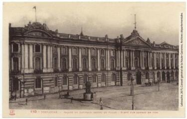 3 vues 110. Toulouse : façade du Capitole (hôtel de ville) : élevé par Cammas en 1750. - Toulouse : phototypie Labouche frères, marque LF, [1936]. - Carte postale