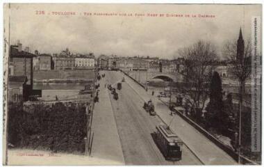 3 vues 235. Toulouse : vue plongeante sur le Pont-Neuf et clocher de la Dalbade. - Toulouse : phototypie Labouche frères, marque LF au verso, [1918]. - Carte postale