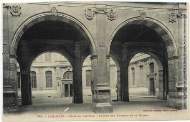 2 vues 246. Toulouse : cour du Capitole : entrée des bureaux de la mairie. - Toulouse : phototypie Labouche frères, marque LF au verso, [1911]. - Carte postale