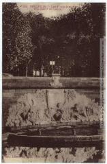1 vue 253. Toulouse : les Ponts-Jumeaux : bas-relief de Lucas. - Toulouse : phototypie Labouche frères, marque LF au verso, [1918]. - Carte postale