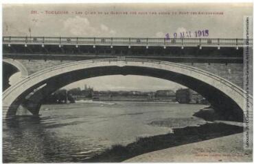 2 vues 261. Toulouse : les quais de la Garonne vus sous une arche du pont des Amidonniers. - Toulouse : phototypie Labouche frères, marque LF au verso, [1911], tampon d'édition du 19 mai 1918. - Carte postale
