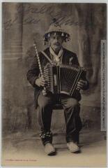 2 vues [Types toulousains. Le joueur d'accordéon]. - Toulouse : phototypie Labouche frères, marque LF au verso, [1922]. - Carte postale