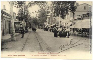 1 vue Banlieue de Toulouse. 74. Croix-Daurade : le centre du village. - Toulouse : phototypie Labouche frères, marque LF au verso, [1911]. - Carte postale