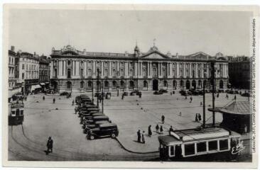 4 vues 8. Toulouse : façade du Capitole : hôtel de ville (1750). - Toulouse : Pyrénées-Océan, éditions Labouche frères, marque Elfe, [entre 1937 et 1950]. - Carte postale
