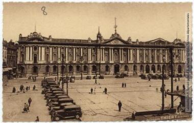 2 vues 8. Toulouse : façade du Capitole : hôtel de ville (1750). - Toulouse : éditions Pyrénées-Océan, Labouche frères, marque Elfe, [entre 1937 et 1950]. - Carte postale