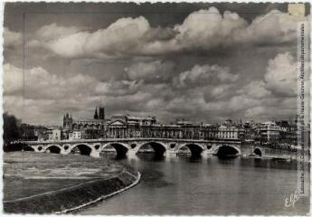 3 vues 59. Toulouse : vue sur la Garonne, le Pont-Neuf et les quais. - Toulouse : éditions Pyrénées-Océan, Labouche frères, marque Elfe, [entre 1950 et 1960]. - Carte postale
