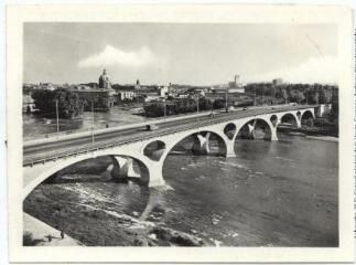1 vue 13. Toulouse, la ville rose : le pont des Catalans. - [Toulouse : éditions Labouche frères], [entre 1937 et 1950]. - Carte