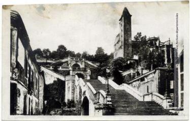 3 vues 204. Auch : l'escalier monumental et tour d'Armagnac. - Toulouse : éditions Labouche frères, Pyrénées-Océan, marque Elfe, [entre 1937 et 1950]. - Carte postale