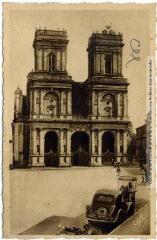 2 vues 208. Auch : façade de la cathédrale. - Toulouse : éditions Labouche frères, Pyrénées-Océan, marque Elfe, [entre 1937 et 1950]. - Carte postale