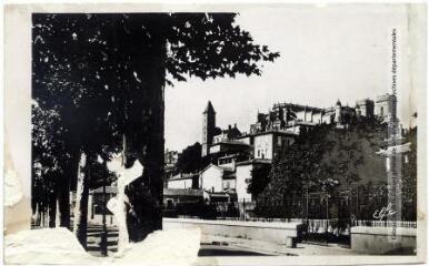 2 vues 219. Auch : boulevard Carnot et le haut de la ville. - Toulouse : éditions Labouche frères, Pyrénées-Océan, marque Elfe, [entre 1937 et 1950]. - Carte postale