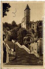 2 vues 469. Auch : escalier monumental et tour d'Armagnac. - Toulouse : éditions Labouche frères, Pyrénées-Océan, marque Elfe, [entre 1937 et 1950]. - Carte postale
